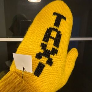 SOLD! NWT Kate Spade “Hey Taxi” mittens. Nvr worn